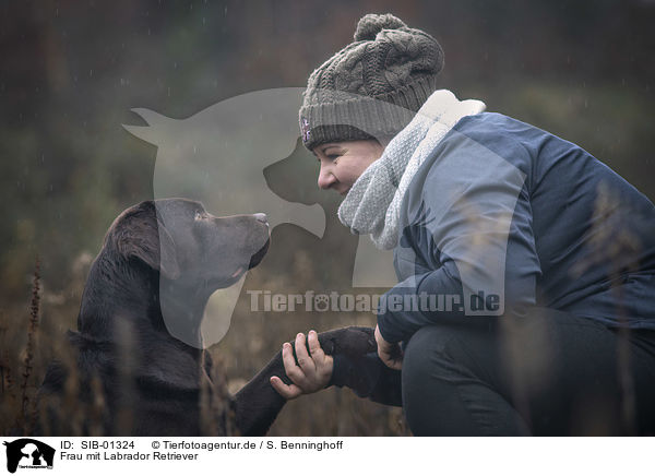 Frau mit Labrador Retriever / SIB-01324