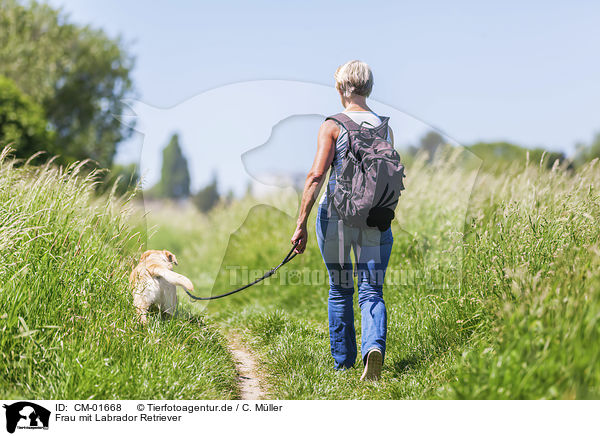 Frau mit Labrador Retriever / woman with Labrador Retriever / CM-01668
