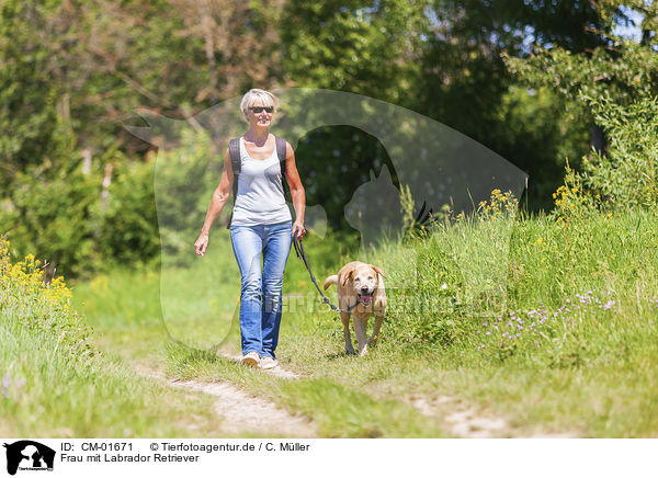 Frau mit Labrador Retriever / CM-01671