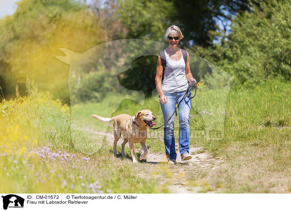 Frau mit Labrador Retriever / CM-01672