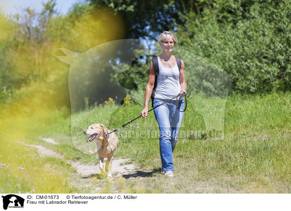 Frau mit Labrador Retriever / CM-01673