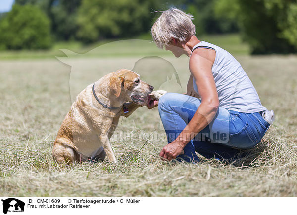Frau mit Labrador Retriever / CM-01689
