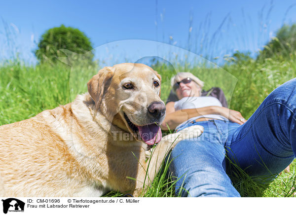 Frau mit Labrador Retriever / woman with Labrador Retriever / CM-01696