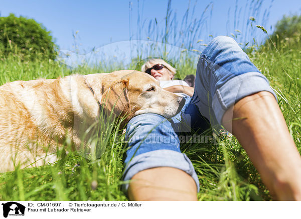 Frau mit Labrador Retriever / woman with Labrador Retriever / CM-01697