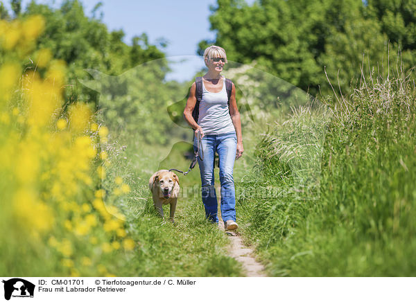 Frau mit Labrador Retriever / woman with Labrador Retriever / CM-01701
