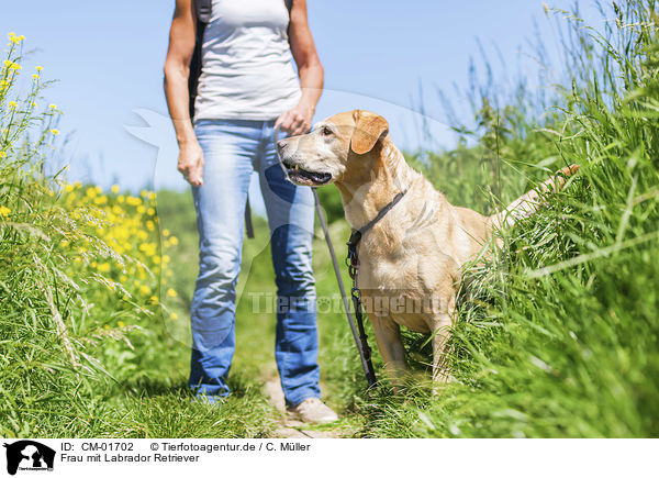 Frau mit Labrador Retriever / CM-01702