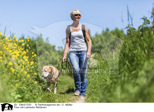 Frau mit Labrador Retriever / CM-01703