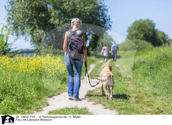 Frau mit Labrador Retriever / CM-01704