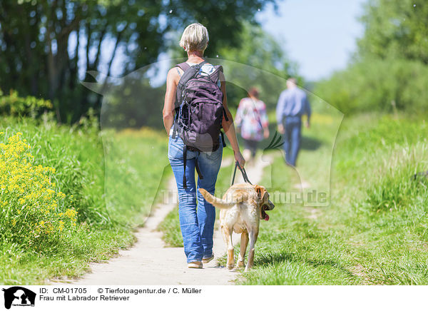 Frau mit Labrador Retriever / CM-01705