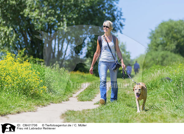 Frau mit Labrador Retriever / CM-01706