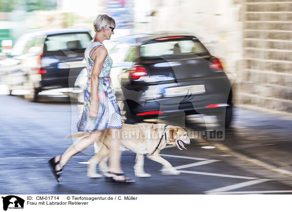 Frau mit Labrador Retriever / CM-01714