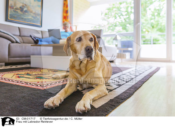 Frau mit Labrador Retriever / woman with Labrador Retriever / CM-01717