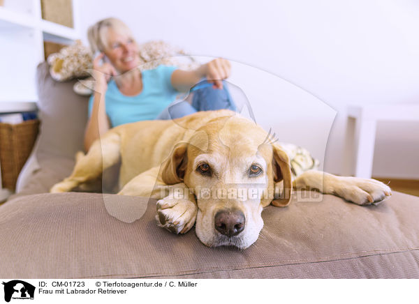 Frau mit Labrador Retriever / woman with Labrador Retriever / CM-01723