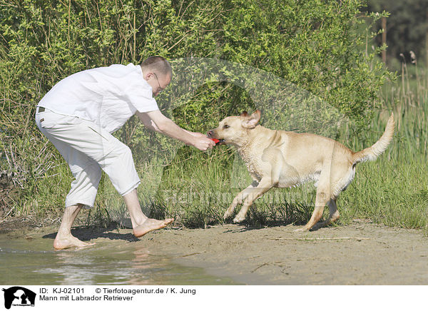 Mann mit Labrador Retriever / man with Labrador Retriever / KJ-02101