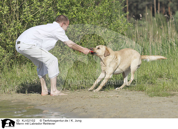 Mann mit Labrador Retriever / man with Labrador Retriever / KJ-02102