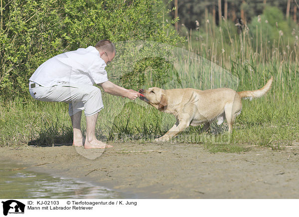 Mann mit Labrador Retriever / man with Labrador Retriever / KJ-02103