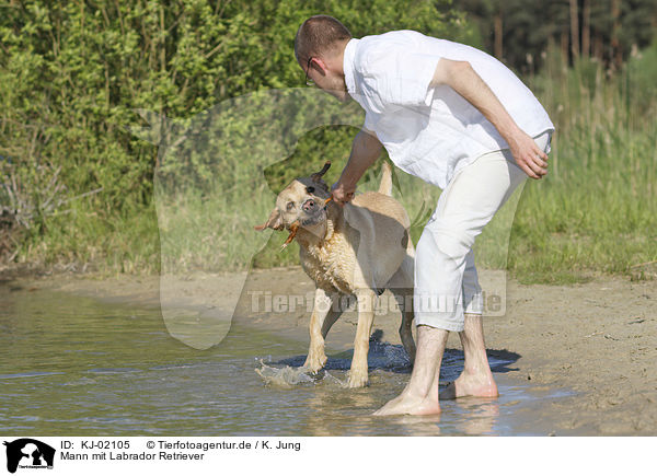 Mann mit Labrador Retriever / man with Labrador Retriever / KJ-02105