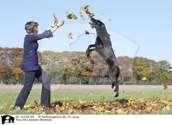Frau mit Labrador Retriever / woman with Labrador Retriever / KJ-02125