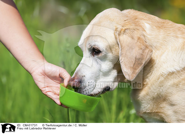 Frau mit Labrador Retriever / woman with Labrador Retriever / CM-01731