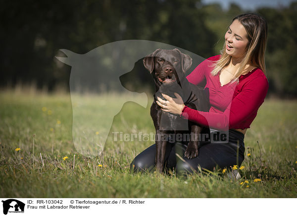 Frau mit Labrador Retriever / woman with Labrador Retriever / RR-103042
