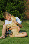 Junge und Labrador Retriever Welpe