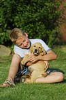 Junge und Labrador Retriever Welpe