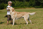 Junge und Labrador Retriever