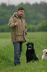 Mann und Labrador Retriever