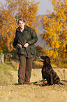 Frau und Labrador Retriever