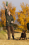 Frau und Labrador Retriever