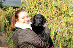Frau mit Labrador Retriever Welpe