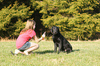 Mdchen mit Labrador Retriever
