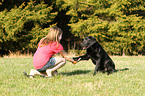 Mdchen mit Labrador Retriever