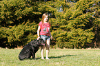 Mdchen mit Labrador Retriever