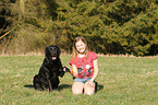 Mdchen mit Labrador Retriever