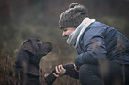 Frau mit Labrador Retriever