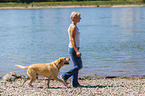 Frau mit Labrador Retriever