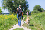 Frau mit Labrador Retriever