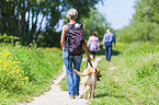 Frau mit Labrador Retriever