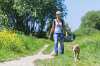 Frau mit Labrador Retriever