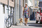 Frau mit Labrador Retriever