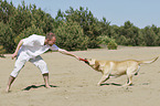 Mann mit Labrador Retriever