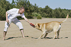 Mann mit Labrador Retriever