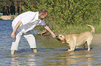 Mann mit Labrador Retriever