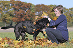 Frau mit Labrador Retriever