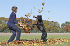 Frau mit Labrador Retriever