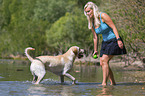 Frau mit Labrador Retriever