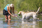 Frau mit Labrador Retriever