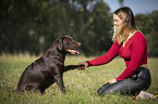 Fau mit Labrador Retriever