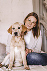 Frau und Labrador Retriever Welpe